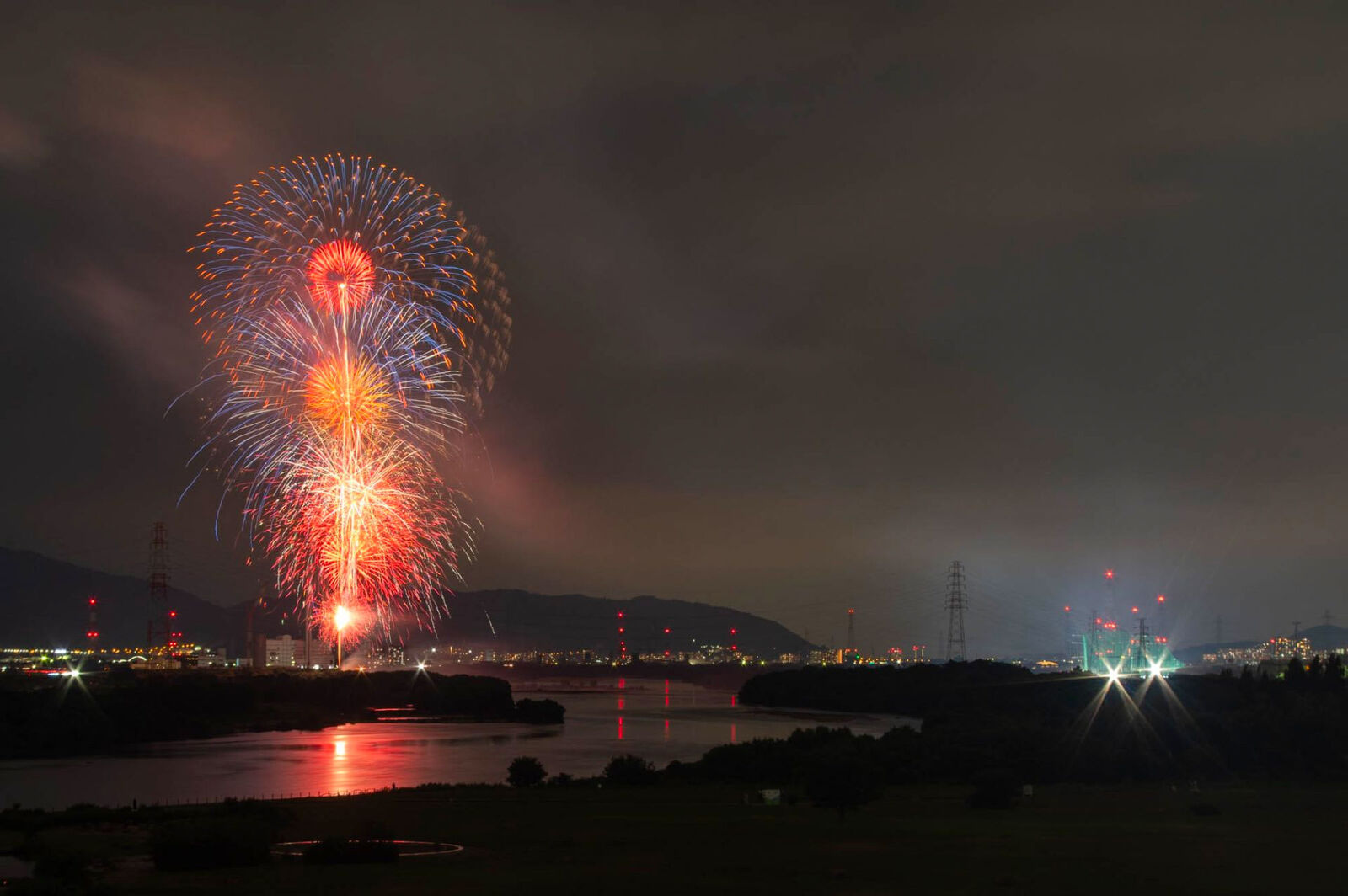 さっき前島あたりであがってた高槻夢花火 高槻つーしん