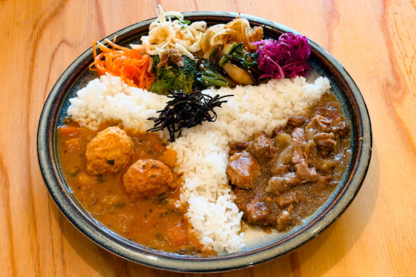 「ないとうさんち」の『あいがけカレー 副菜モリモリ！』（高槻市芥川町）【たかつーグルメ】