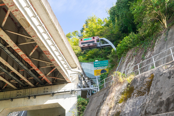 下から見た高速のトンネル-2011051