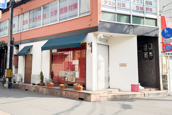 府道6号線ぞい安岡寺町と阪急高槻市駅ちかくの「bergeお菓子の木」が閉店してる。キャラクターオーダーケーキは継続