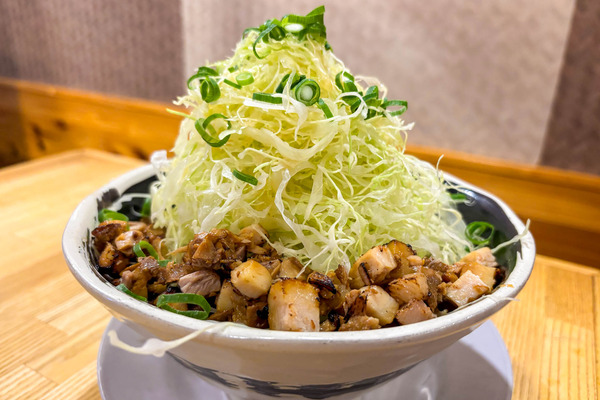 「石田てっぺい 高槻駅前店」の『キャベ山盛りラーメン』など（高槻市高槻町）【たかつーグルメ】