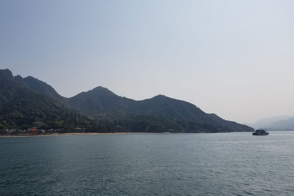 厳島神社までの海