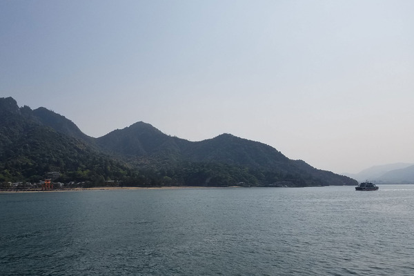 厳島神社までの海