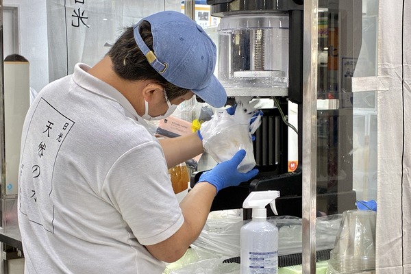 四代目徳次郎のかき氷作っているところ