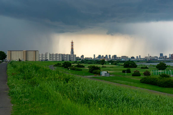 ゲリラ豪雨の境目（小）2107142