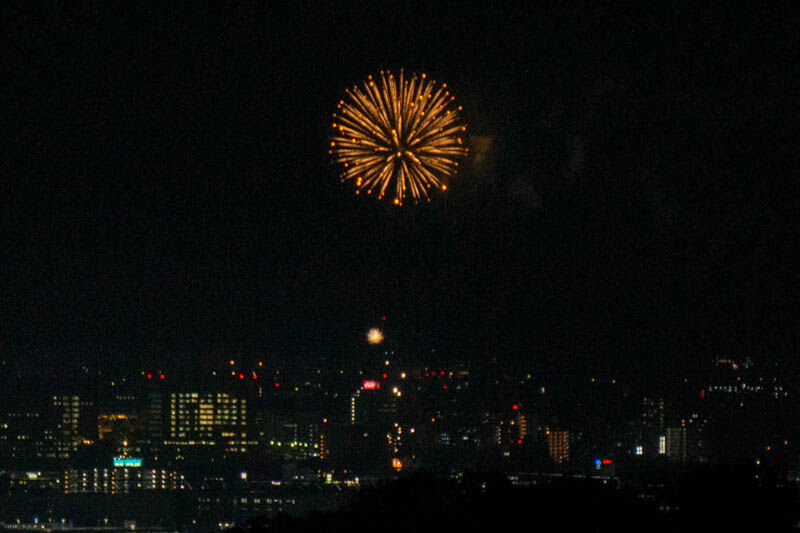 山手台中央公園から見た枚方の花火 いばつーフォト 茨木つーしん