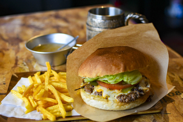 「STEAK to BURGER SLogi9」の『Wチーズバーガー』（茨木市舟木町）【いばつーグルメ】