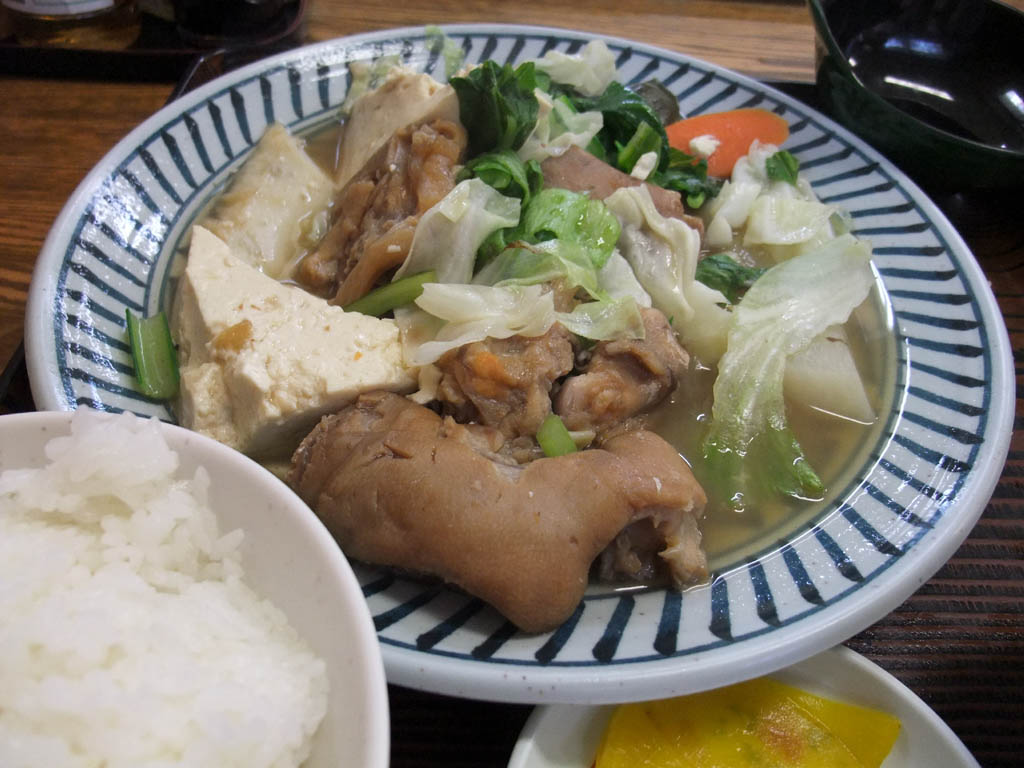 てびち煮付け 首里 あやぐ食堂 お水をどうぞ