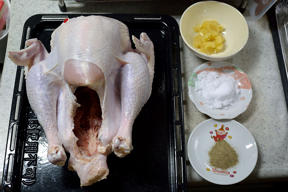 今からだとクリスマスに間に合わなそうな料理 七面鳥の丸焼き お水をどうぞ