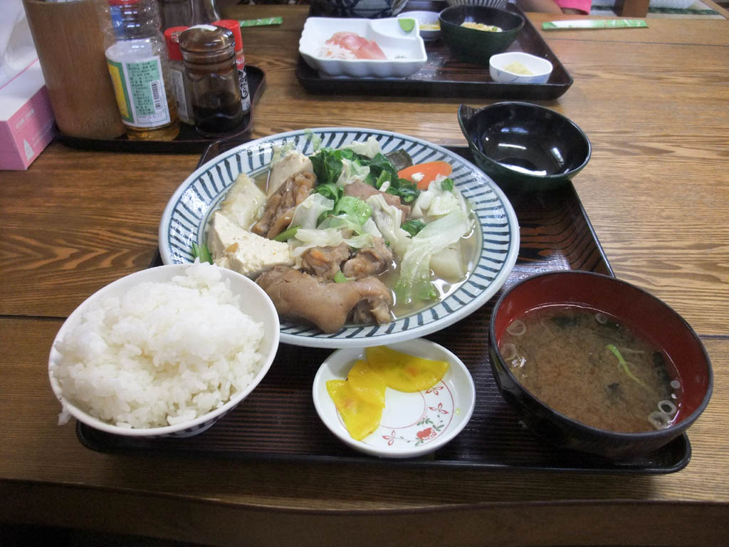 てびち煮付け 首里 あやぐ食堂 お水をどうぞ