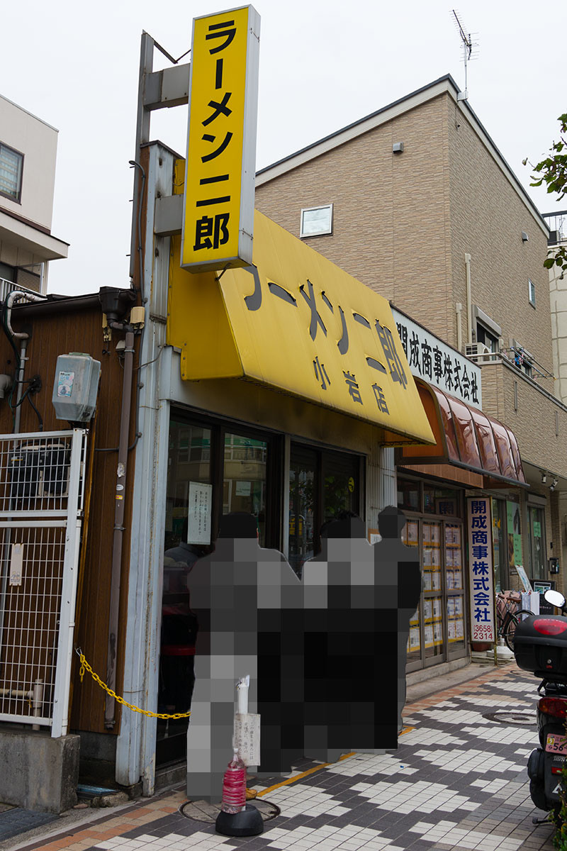 ラーメン二郎 小岩店の 小ラーメン 煮玉子 お水をどうぞ ラーメン二郎 小岩店の 小ラーメン 煮玉子 お水をどうぞ