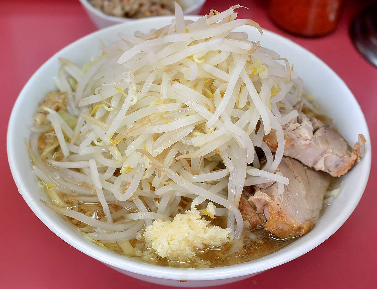 ラーメン二郎 小岩店の 小ラーメン 脂っkoiwa お水をどうぞ