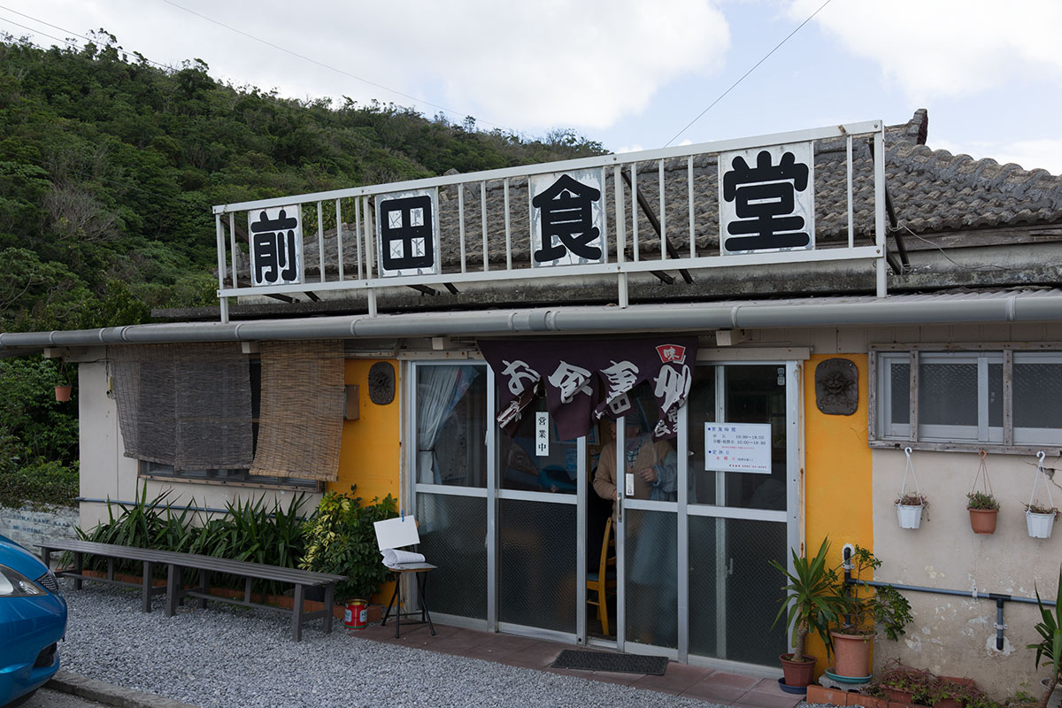 前田食堂 大宜味村の 牛肉そば お水をどうぞ 前田食堂 大宜味村の 牛肉そば お水をどうぞ