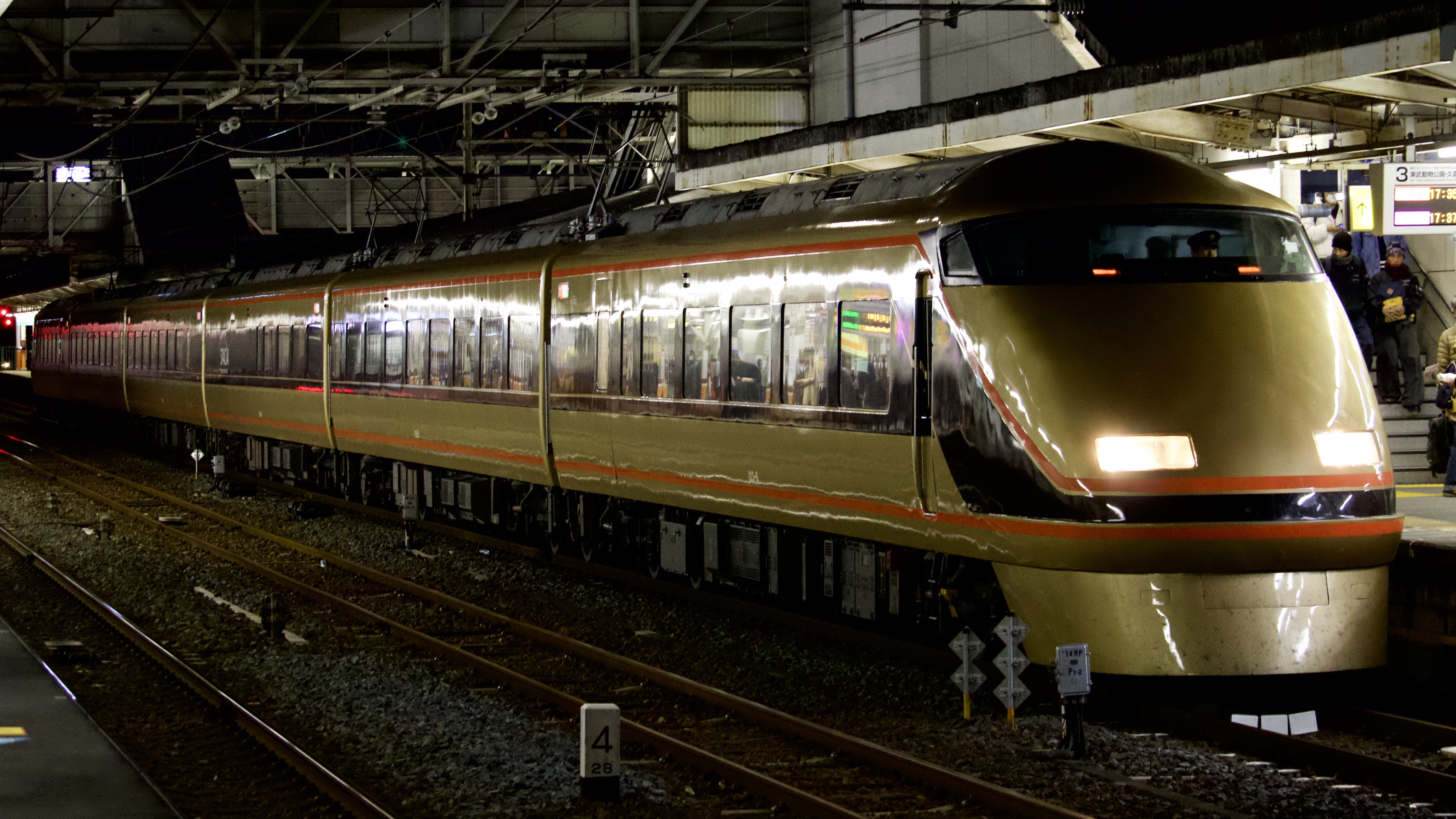 東武鉄道100系電車＜スペーシア＞オリジナル鉄道部品一式 東武鉄道 100系 スペーシア 上野乗り入れで話題 徐々に数は減っ