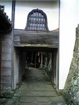 童学寺、本堂脇の通り。