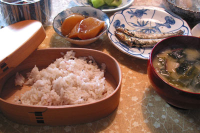 食卓で弁当箱