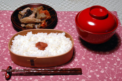 弁当にお椀にお皿のお正月