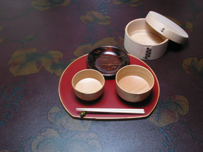 秋田県　川連漆器　丸仁工芸　布着本堅地　躑躅森仁右衛門　丸盆 Amazon.co.jp: 秋田県川連漆器 丸仁工芸 布着本堅地 躑躅森仁右