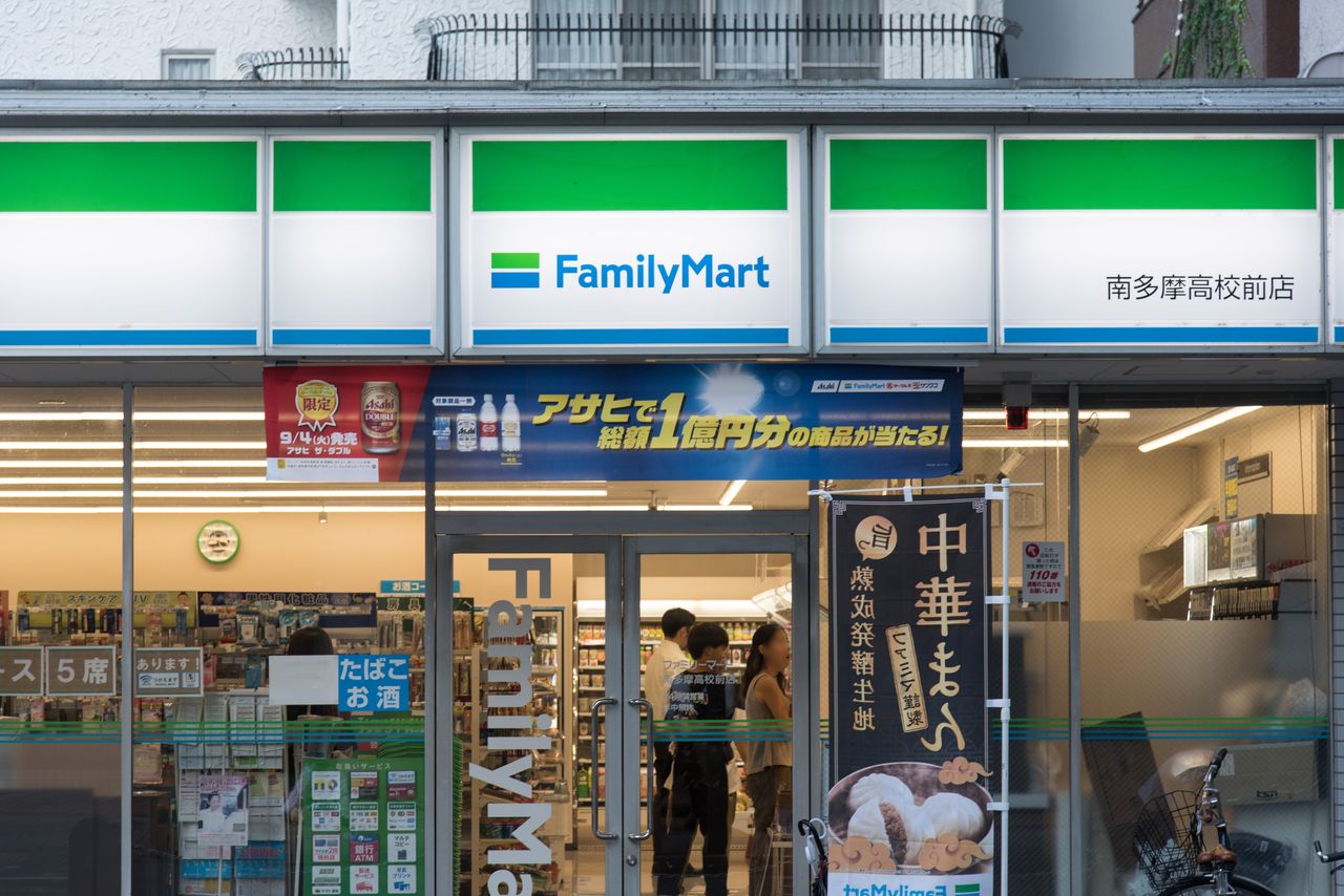 サンクスからの転換により現れた小さなファミリーマート看板の店 サークルk サンクスの残像