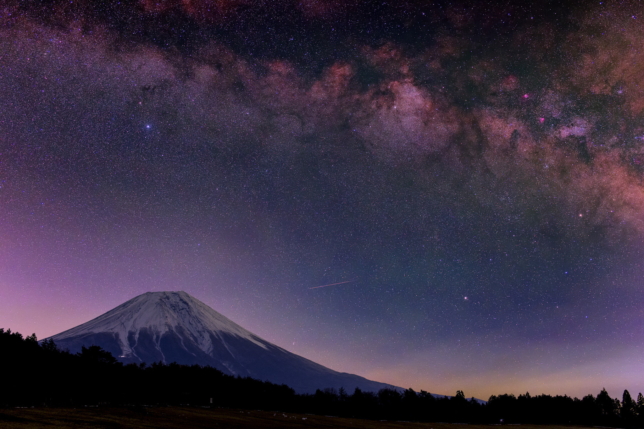 富士山に天の川と流れ星が 星空旅 写真旅