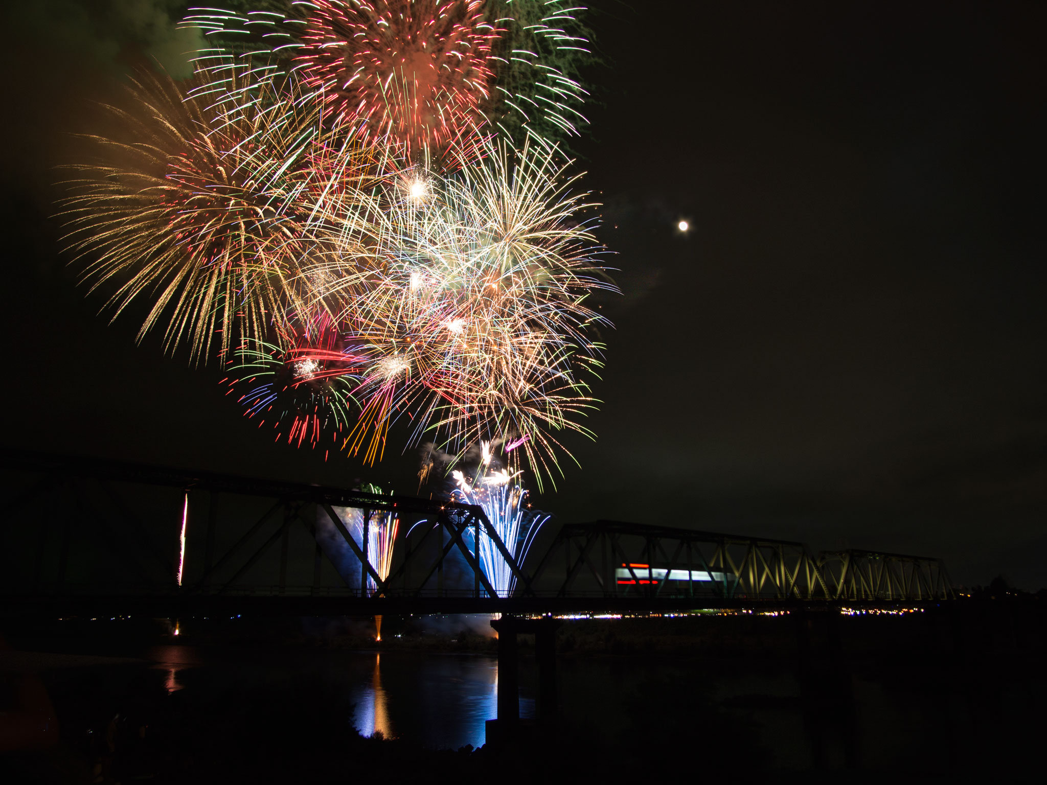 月と花火とローカル鉄道 星空旅 写真旅