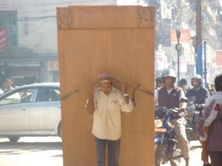 ネパール人の荷物運搬方法 ネパールの日常 旅行情報