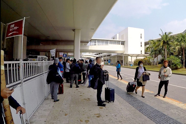 6那覇空港レンタカー待合所