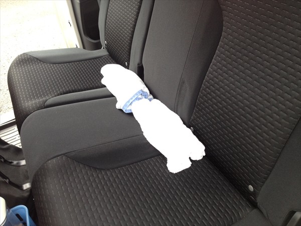 車中泊ブログ・フリードスパイクハイブリッドの後席に犬を乗せるため、シートベルトアンカーを隠す