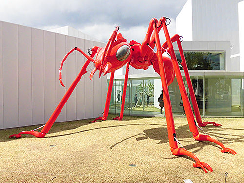 十和田市現代美術館アート広場 : あなたは『おもしろマガジン』