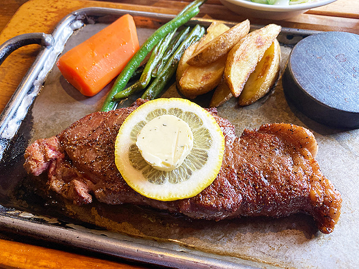 大沼湖畔にあるムーディーなログハウスステーキ店！七飯町軍川「ランバーハウス」