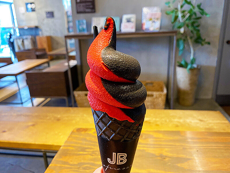 札幌 赤と黒の情熱ソフトクリーム！「JB ESPRESSO MORIHICO」 : あなた