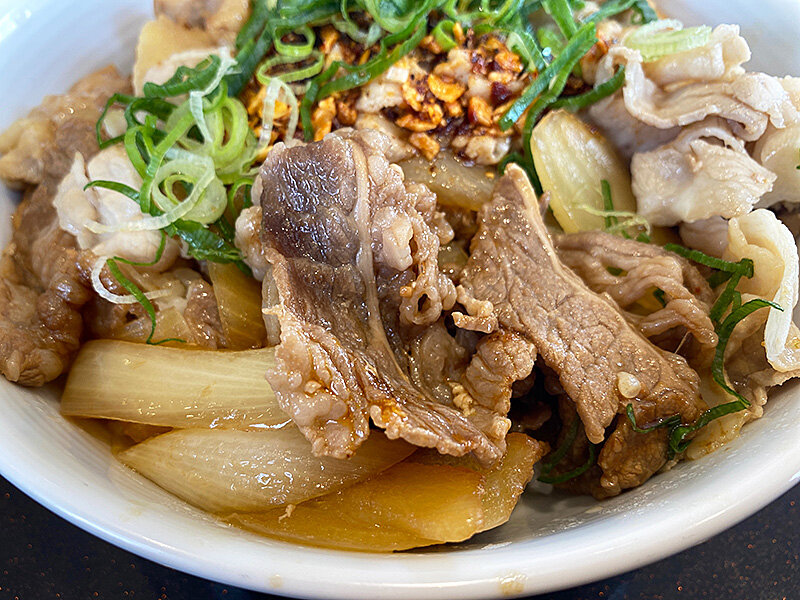 1杯で2000キロカロリー超え！「吉野家」のスタミナ超特盛丼を召す