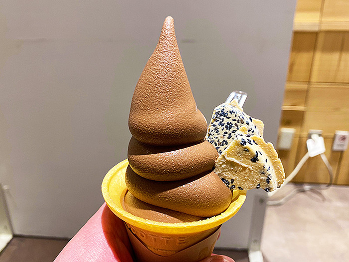 青森 せんべいとソフトクリーム奇跡の融合！今度はチョコレート味