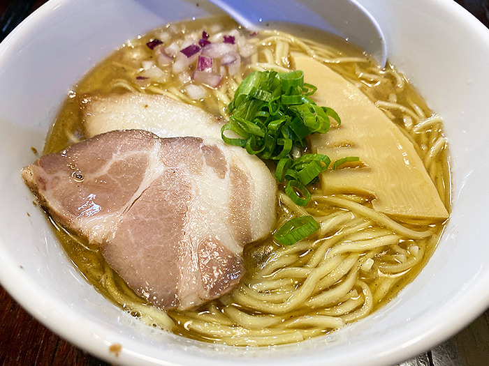 焼きあごと貝の旨味がツープラトン！函館市白鳥町「貝出汁らぁ麺 まえ川」