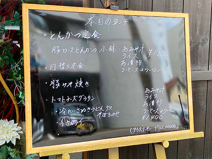 26081303