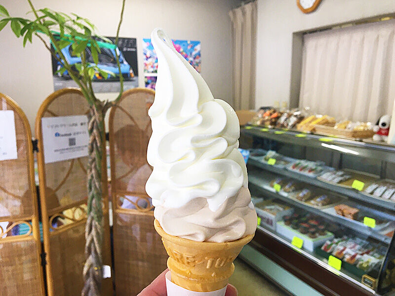 札幌 ありそうで無かった上下ハーフソフトクリーム「藤月（とうげつ