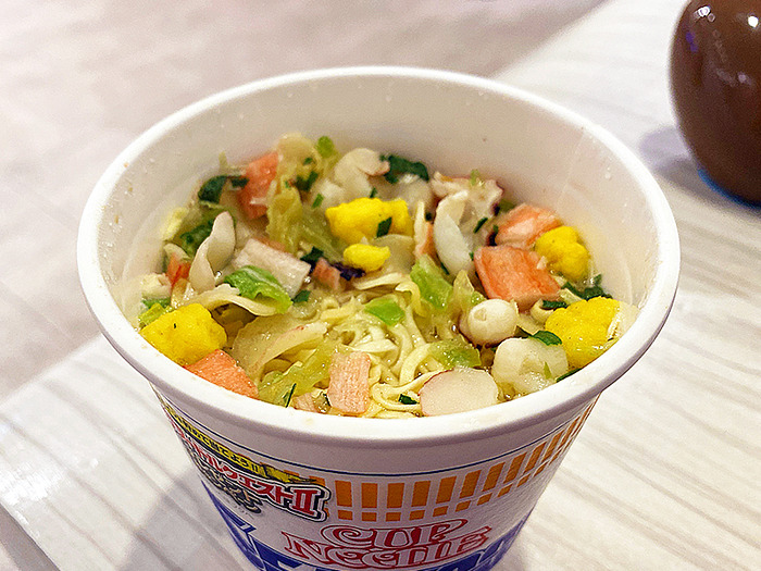フェリー内で食べるカップラーメンって普段の3割増しで美味しいのは