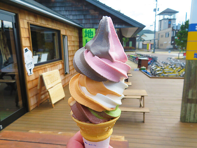 七飯町大沼 ダブルがトリプルでカラフルなソフトクリーム！「森商店