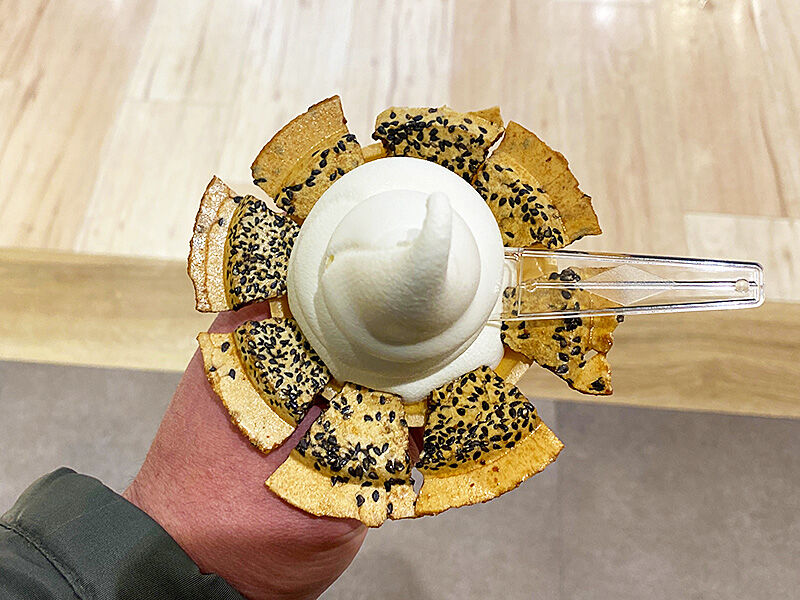 青森駅ビル ラビナ で南部せんべいソフトクリームを召す あなたは おもしろマガジン