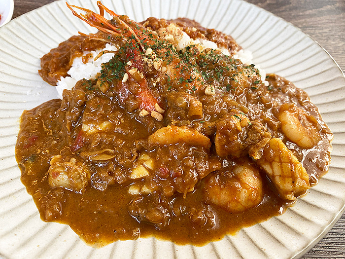 あいがけは2種類のカレーを食べれるよ！七飯町本町「カレーのお店 ぶぅ」