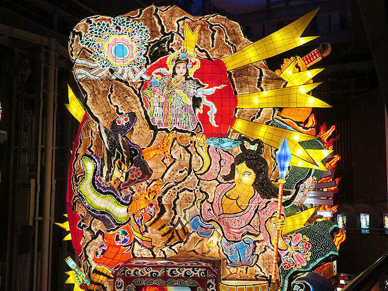 ド迫力な巨大ねぷた！五所川原「立佞武多の館」が凄かった : あなたは