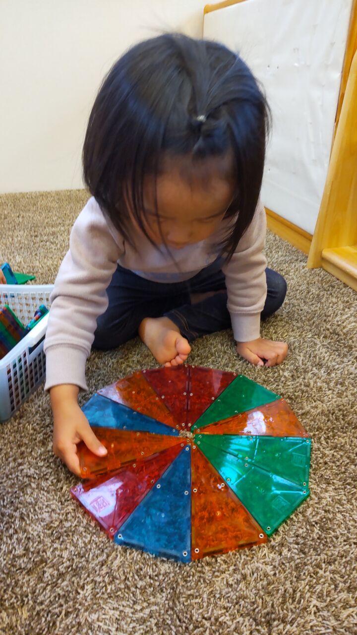 部屋で遊びましょう O もやいのおうち保育園ブログ
