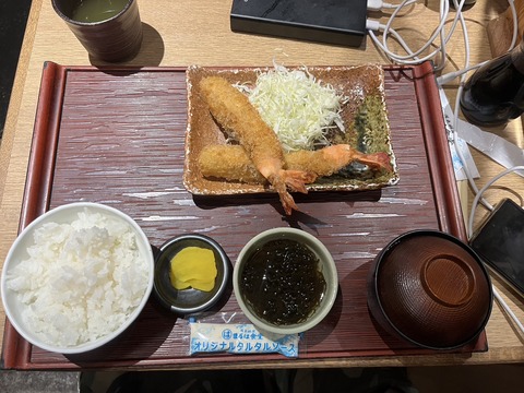 【飯テロ画像】このエビフリャー定食にいくら出せる？