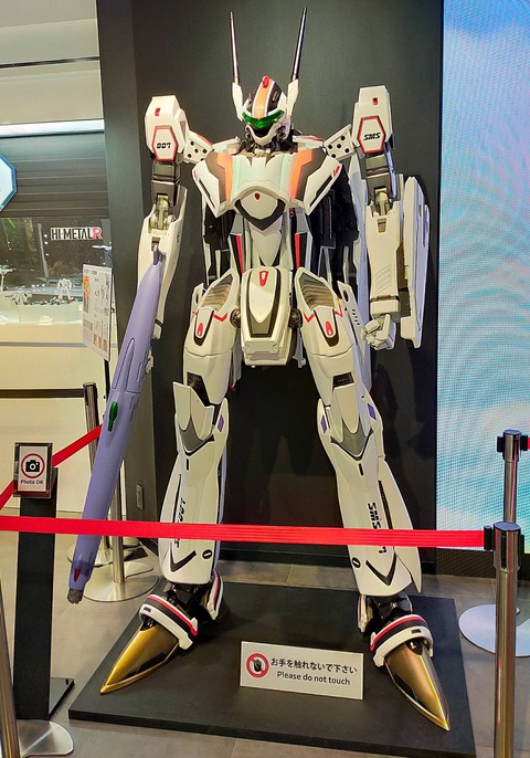 【画像】秋葉原にガンダムいたｗｗｗｗｗｗｗｗｗ