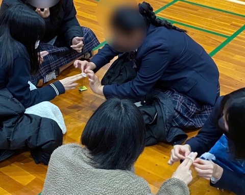 【画像】中学生、学校で性教育の授業を真剣に学ぶ