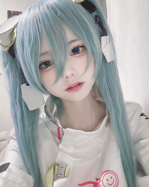 【画像】初音ミク「マスター、私出てきちゃいました❤さ、たっぷりベロチュウしましょ❤」