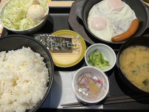 【飯テロ画像】松のやのソーセージエッグ定食(390円)来たああああああああああああああああ！！