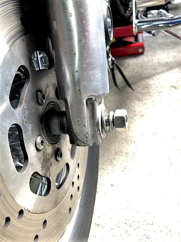 とある作業のため，フロントホイール（前輪）を取り外してみたが