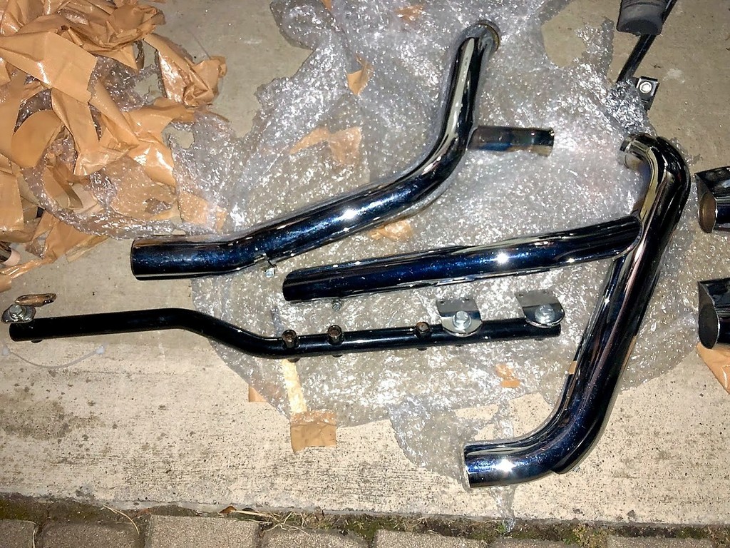 衝動ポチッとしてみた，たぶんEVO FLSTCの純正マフラーが届いた
