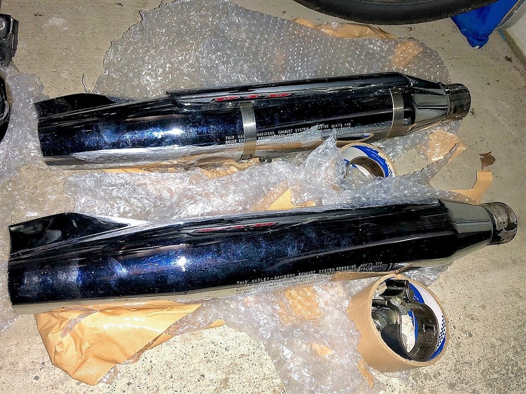 衝動ポチッとしてみた，たぶんEVO FLSTCの純正マフラーが届いた